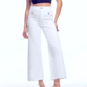 Zara High-waisted wide legged jeans in white.